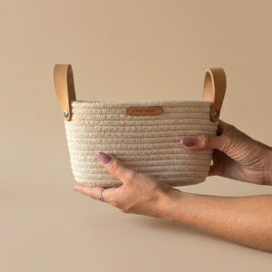 Cesto ovalado con manijas de cuero 22x12x12