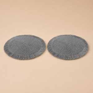 Set x2 individuales redondos PVC flecos gris de 36 cm